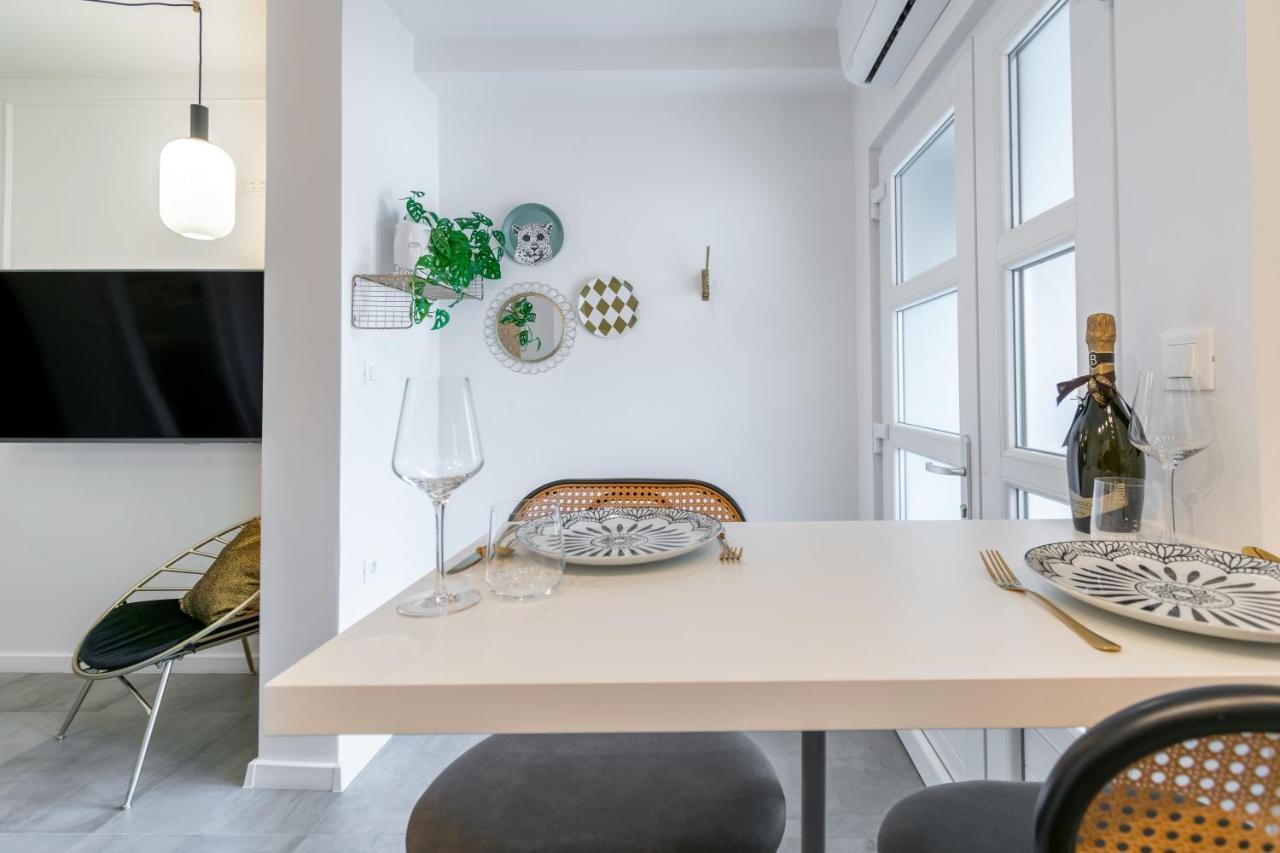 Studio Apartment Smile, Near Beach & Center, Free Parking, Balcony Makarska Esterno foto
